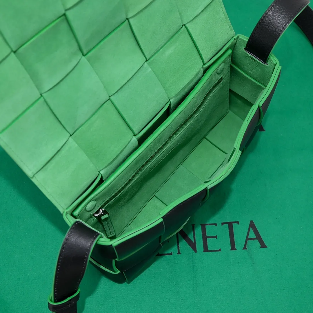 B's new product🎈 cassette litchi pattern with matte leather woven Rubik's Cube bag, triangle logo pattern 🔺🔺☑️ crossbody/clutch bag, square bag shape with classic woven elements, overall retro and tasteful, there are many colors, each color is very high-end, elegant and simple but with a cool style. The upper body is fashionable and classy. I like the soft lambskin. Size 23x15x6cm, model: 6687# litchi pattern